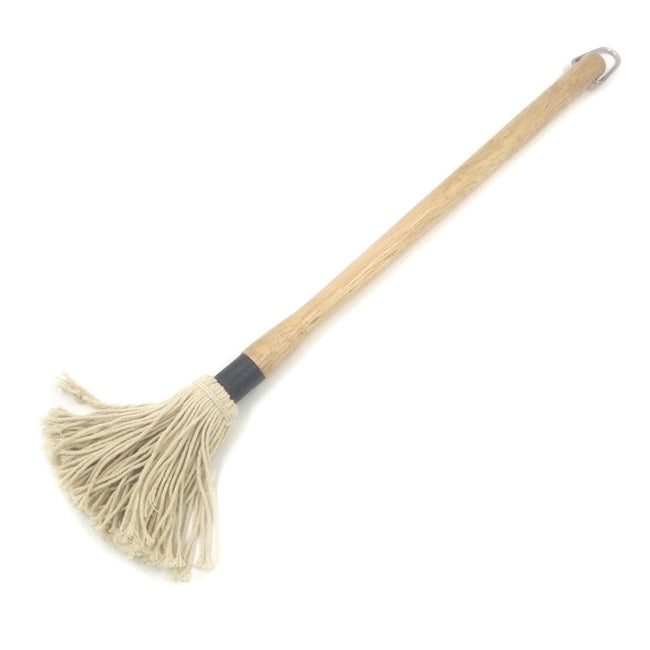 BBQ Basting Mop - Sausbørste med 3 Ekstra Bomullshoder har et trehåndtak, beige bomullstråder og en hengende metallsløyfe - perfekt til å steke eller marinere med. Avbildet på hvit bakgrunn.