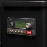 Nærbilde av det digitale kontrollpanelet på Traeger Ironwood D2 885, med grønt display med knapper, rød etikett og WiFIRE-teknologi for nøyaktig temperaturstyring.