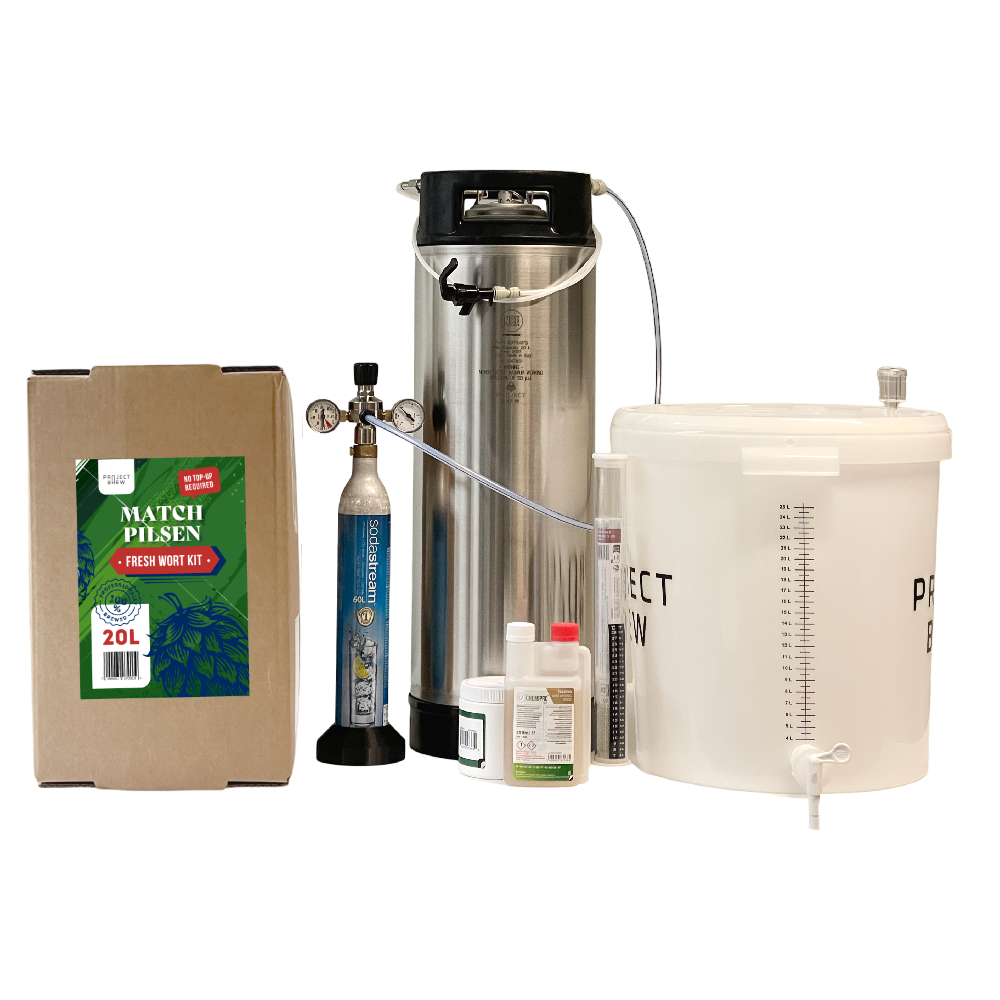 Simply Brew – Komplett startpakke med Match Pilsen 20L Fresh Wort Kit for hjemmebrygging av øl, inneholder gjæringskar, fat, CO₂-flaske, sanitetsflasker, slanger og en eske merket Match Pilsen Fresh Wort Kit 20L – alt du trenger for å komme i gang med ditt eget bryggeri-eventyr på en enkel og praktisk måte.