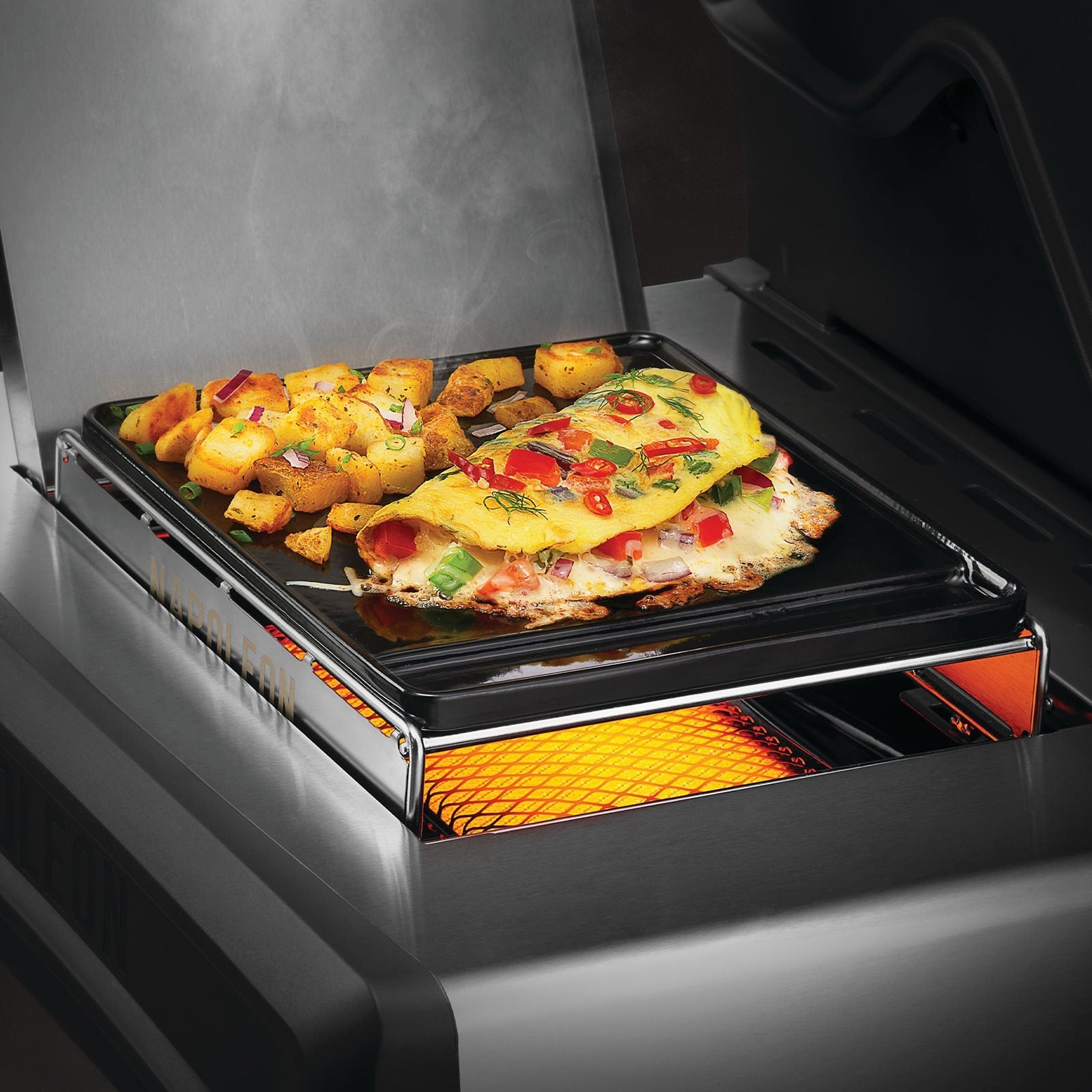 Napoleon Stekeplate til SIZZLE ZONE, liten brukes på grillen til å tilberede en omelett med hakkede grønnsaker og poteter i terninger over SIZZLE ZONE.
