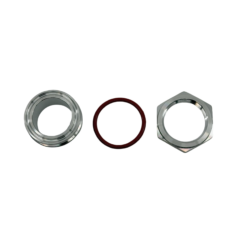 Tre 1,5″ Tri-Clamp-gjennomføringer i metall uten sveising og en rød O-ring i gummi er plassert side om side på en hvit bakgrunn. Hver gjennomføring er laget av rustfritt stål 304 og har en 1,5″ Tri-Clamp-tilkobling for sikker og holdbar montering.