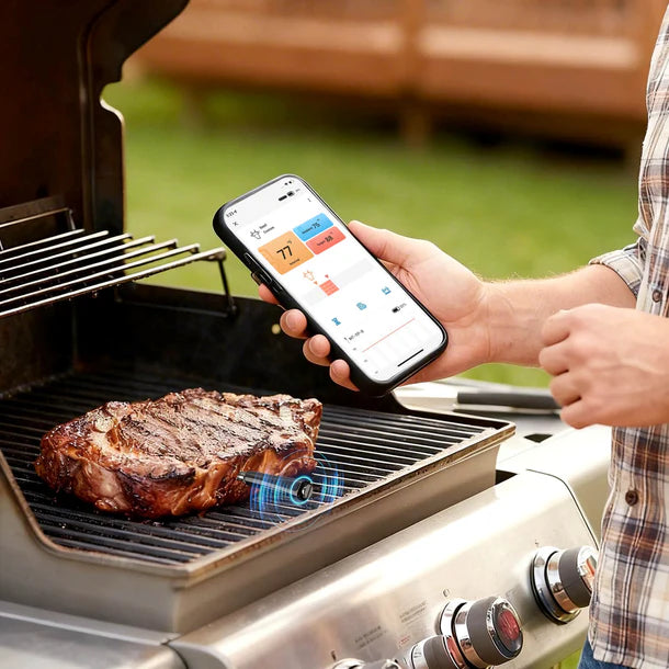 Når man griller utendørs, bruker man Inkbird INT-11P-B Bluetooth Steketermometer i biffen for å sjekke temperaturen via en app på smarttelefonen.