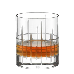 Whisky O.F. MANHATTAN 320 ml glass fra Stölzle Lausitz med geometrisk mønster som rommer ravfarget whisky, avbildet mot en hvit bakgrunn.