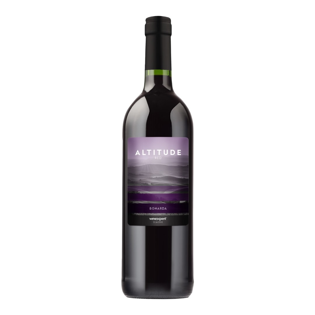 Flaska med rödvin gjort av Winexpert Classic Altitude Red vinsats, med lila Altitude-etikett