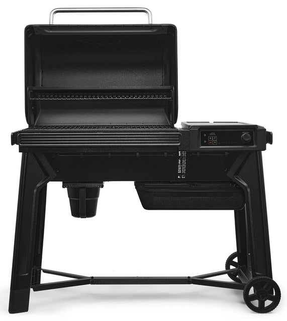 Traeger Woodridge Pelletsgrill (Forhåndsbestilling) i svart har to stativer, WiFIRE-teknologi kontrollpanel på høyre side og to hjul for enkel mobilitet. Nyt autentisk vedfyrt grillsmak hver gang.