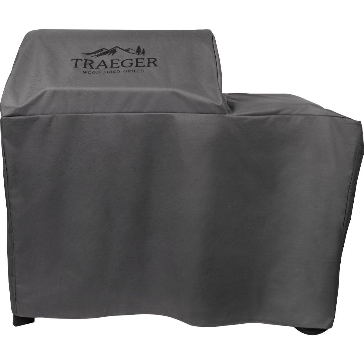 Traeger Grill Cover Woodridge er et mørkegrått, værbestandig deksel med Traeger-logo og "Wood Fired Grills"-tekst, designet for å passe til store griller som Traeger Ironwood 650.