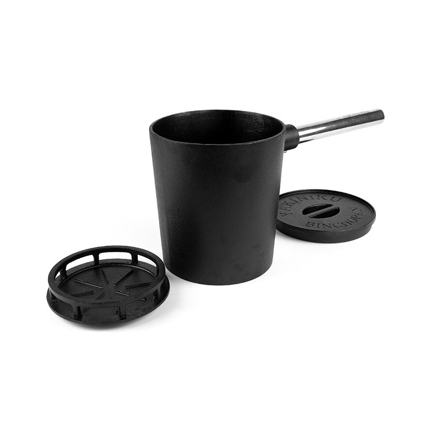 YAKINIKU Binchopan er en svart metallgryte med håndtak, rundt lokk og sirkelformet innsats på hvit bakgrunn - perfekt til opptenning og slukking av kull eller for å forbedre grillopplevelsen med Binchotan.