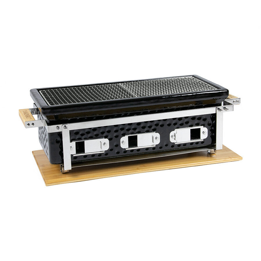 YAKINIKU LARGE Rectangular Shichirin Konro & Yakitori Grill har en svart keramisk kropp, ventilasjonsåpninger i metall, avtakbar grilltopp og trebunn, vist fra forsiden.
