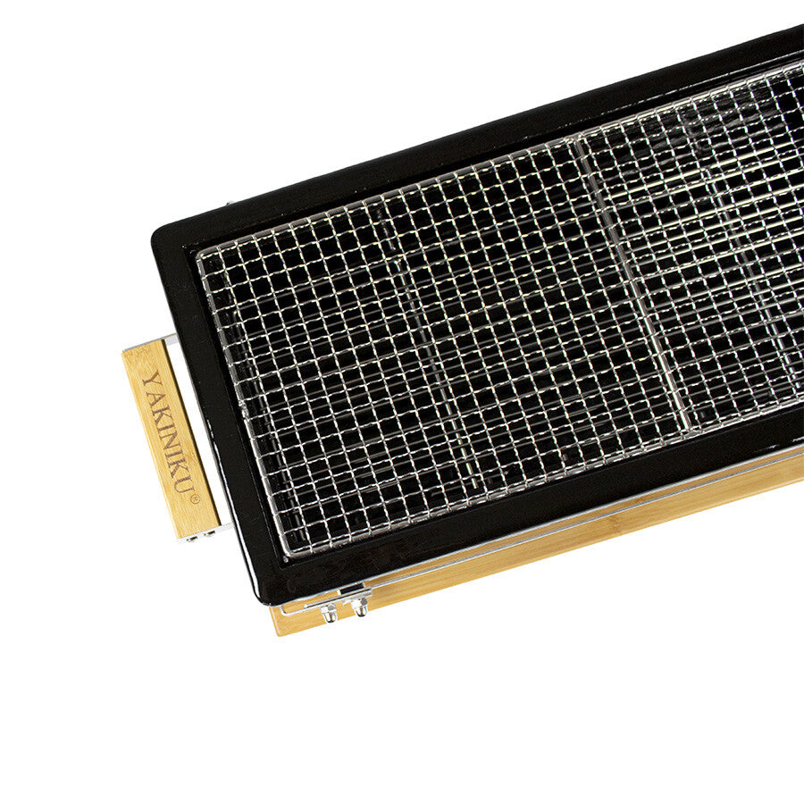 YAKINIKU LARGE Rectangular Shichirin | Konro & Yakitori Grill har en rist av metallnett og et håndtak av tre, vist fra et vinklet toppbilde på hvit bakgrunn.