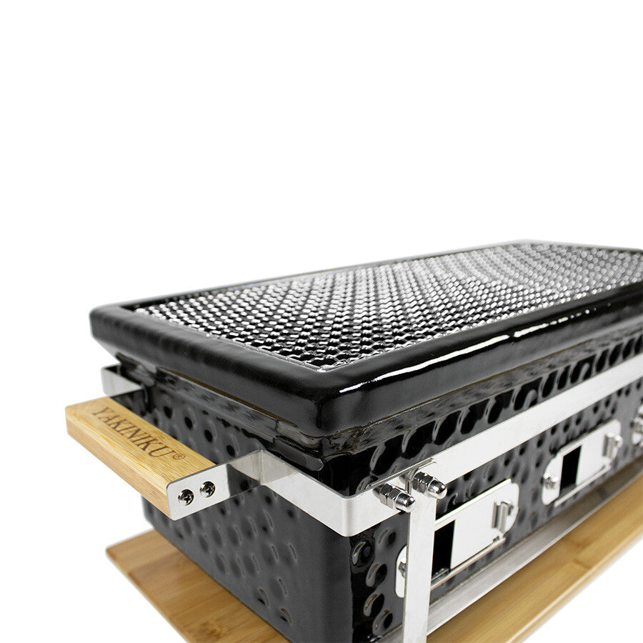YAKINIKU LARGE Rectangular Shichirin Grill har en svart nettingplate, en solid metallramme og et trehåndtak på en trebase - perfekt for å nyte autentiske konro- eller yakitori-grillopplevelser hjemme.