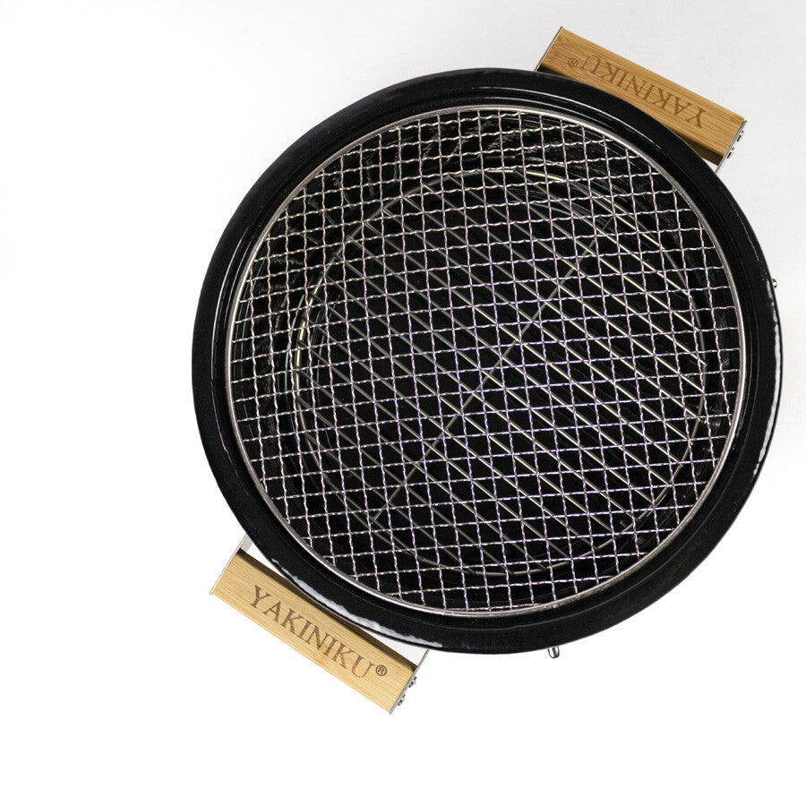 YAKINIKU Round Shichirin, Japansk Bordgrill kullgrill med metallrist og trehåndtak på hvit bakgrunn - ideell for japansk grillmat på bordet.