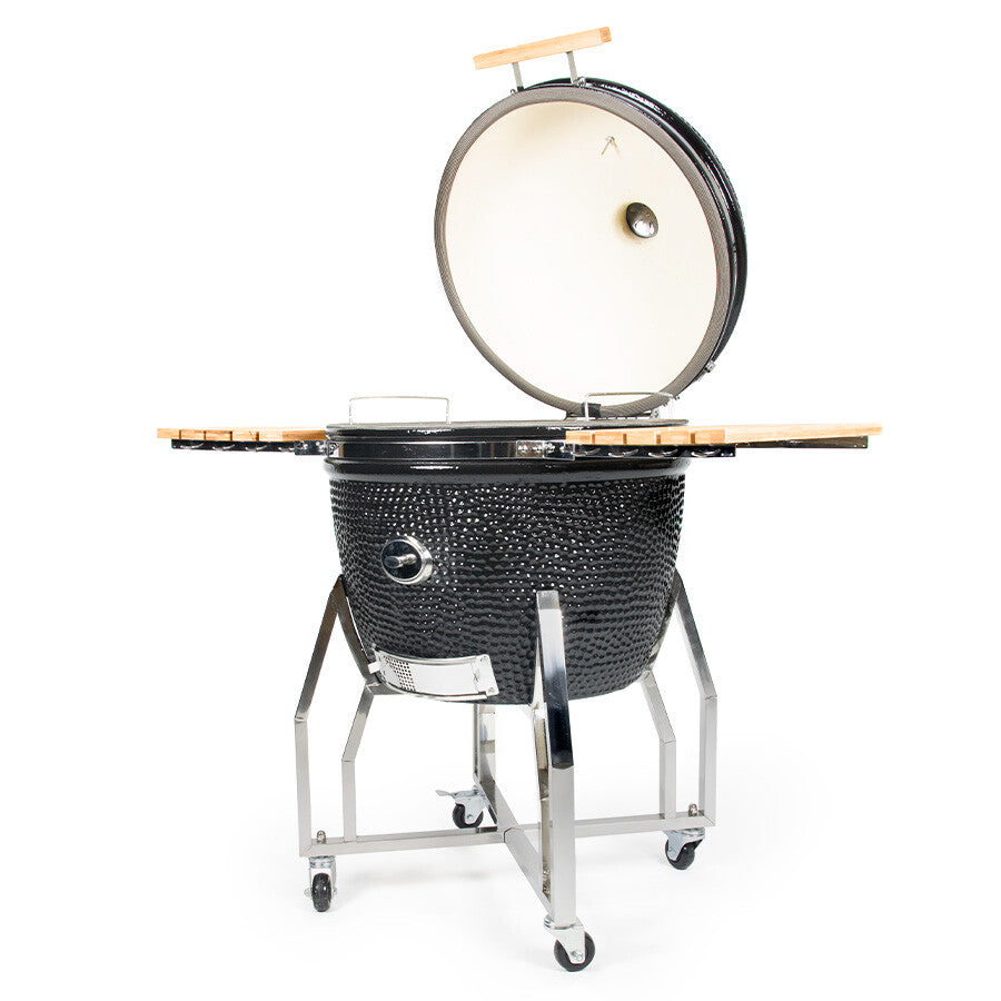 YAKINIKU XXLARGE Kamado Complete er en svart keramisk grill med åpent lokk, sidehyller i tre og et solid metallstativ på hjul - perfekt for entusiaster som liker å lage mat utendørs.