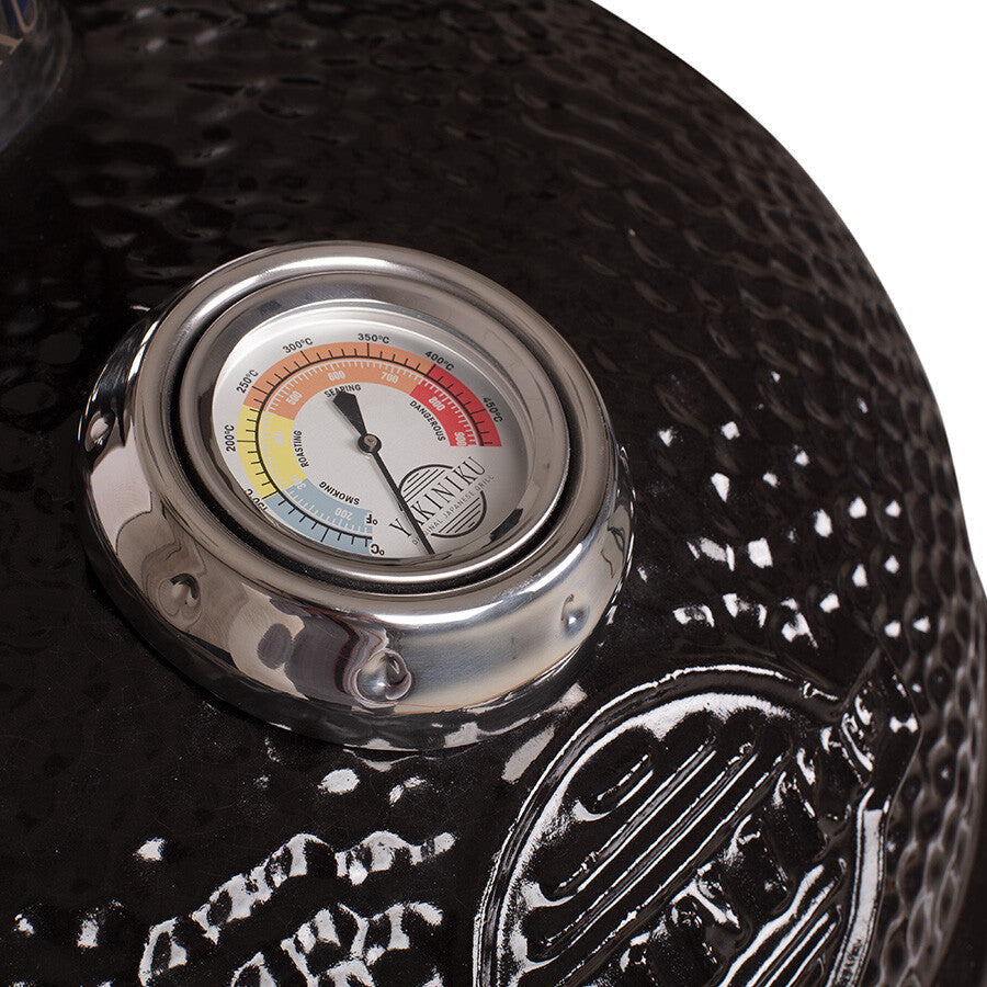Nærbilde av temperaturmåleren på YAKINIKU XXLARGE Kamado Complete, som viser ulike temperatursoner for ulike tilberedningsmetoder med pro-settet.
